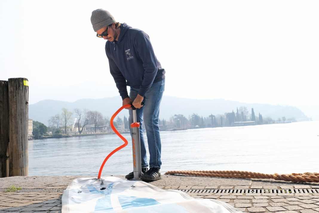 Luft absaugen beim SUP-Board