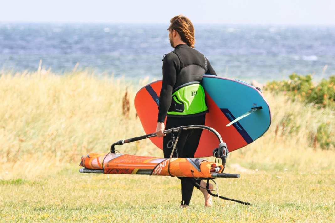 Easy ans Wasser – Surfmaterial tragen, leicht gemacht