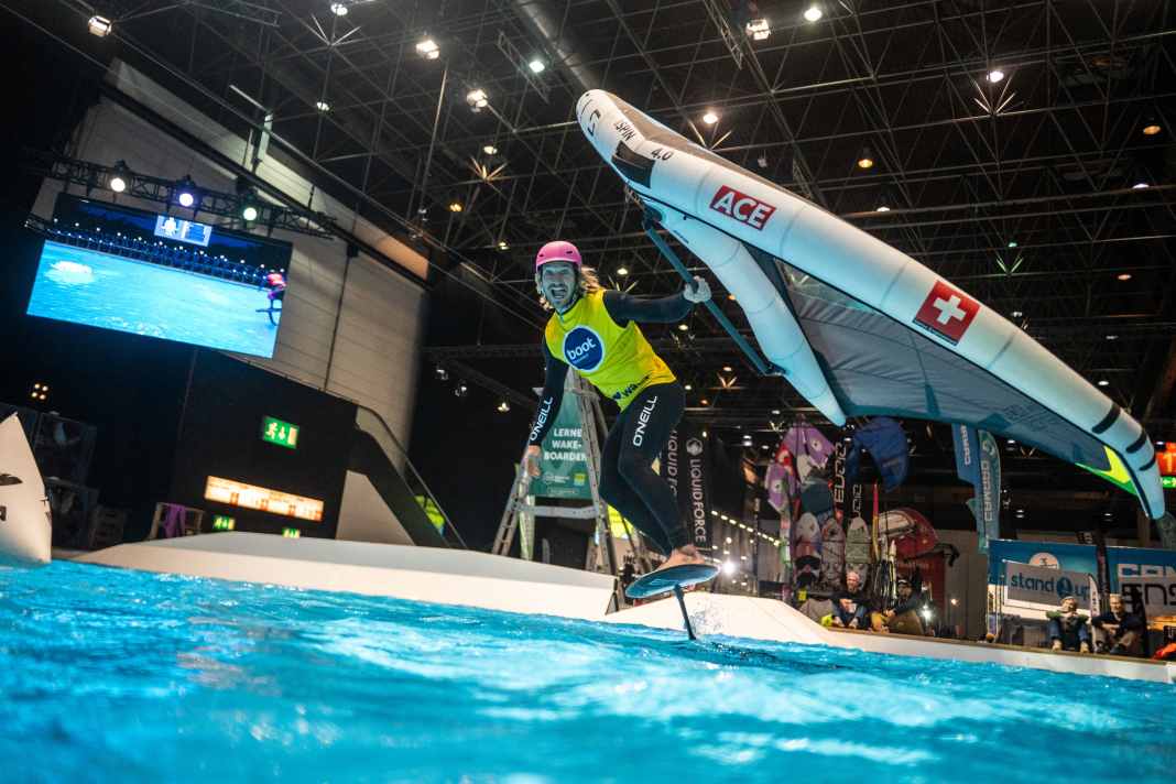 Fast-paced races in wing and pump foiling on XXL pool