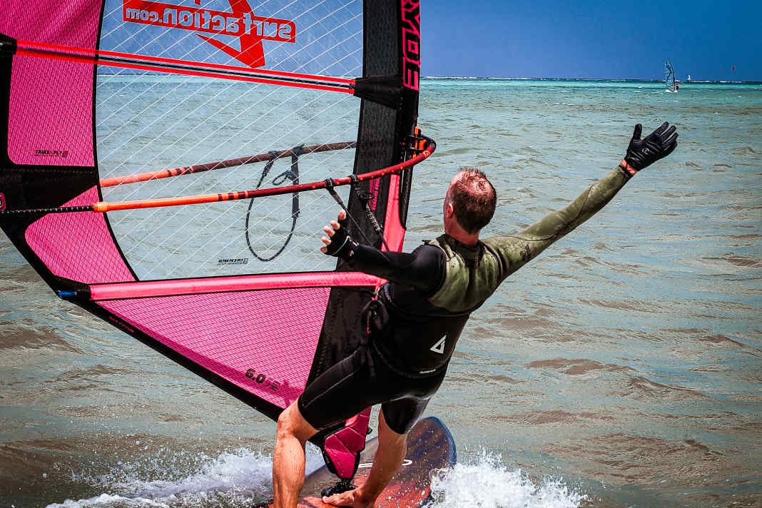 Was bringen Surf-Handschuhe? Modelle von Ascan und ION im Test