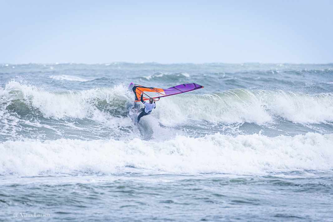 Wave supersession and slalom kick-off in Cold Hawaii