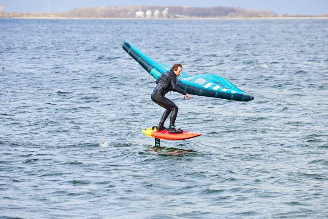Pumping when wingfoiling - take off early, keep flying for a long time