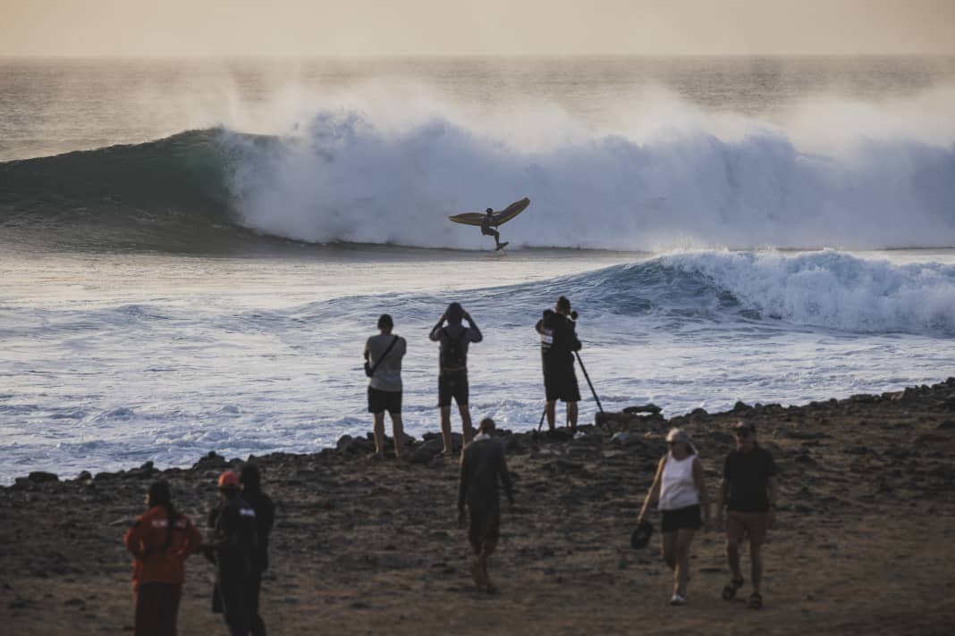 Leichter Wind & grandioser Swell in Ponta Preta
