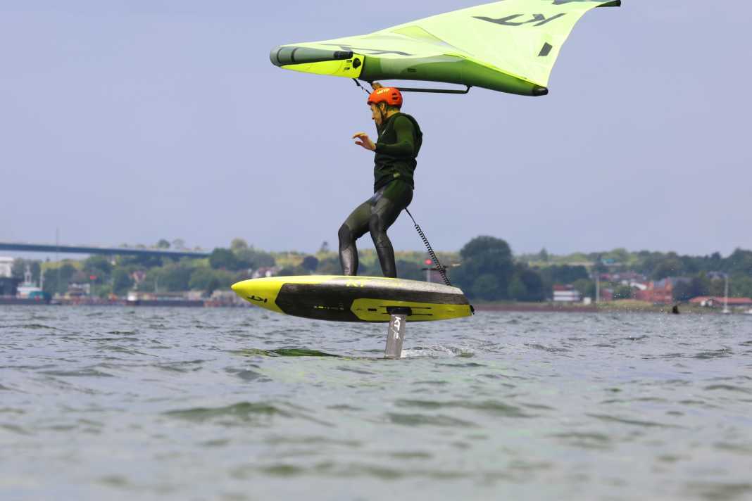 So findest du das passende Board zum Wingsurfen lernen