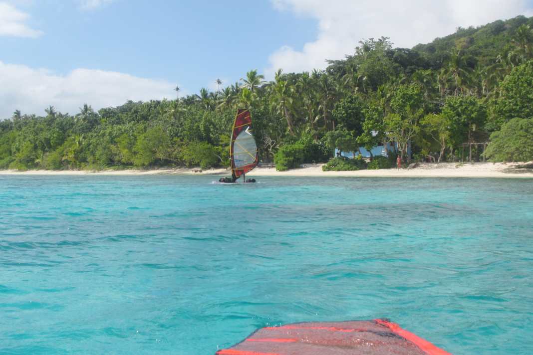 Mit Windsurfer und SUP durch Tonga’s Inselwelt