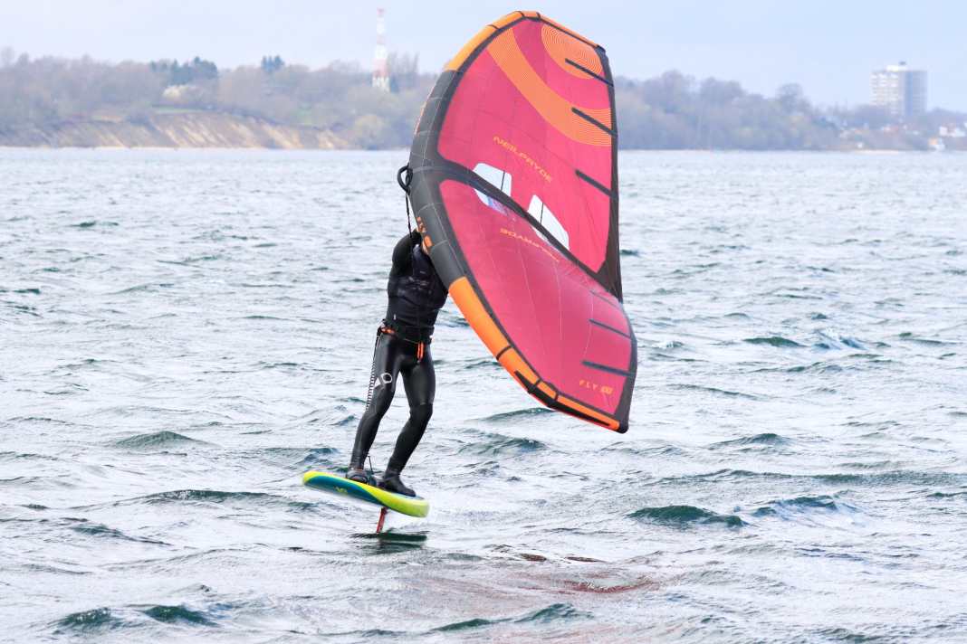 So lernst du die Wingfoil-Halse am besten