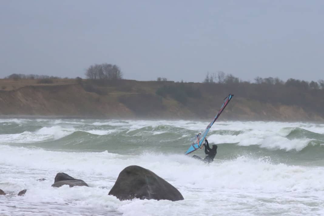 Sturmtief Jitka auf der Ostsee - die besten Windsurf-Bilder
