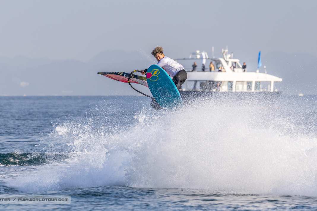 Still waiting for wind in Yokosuka - Tow In-Show of the freestyle locals