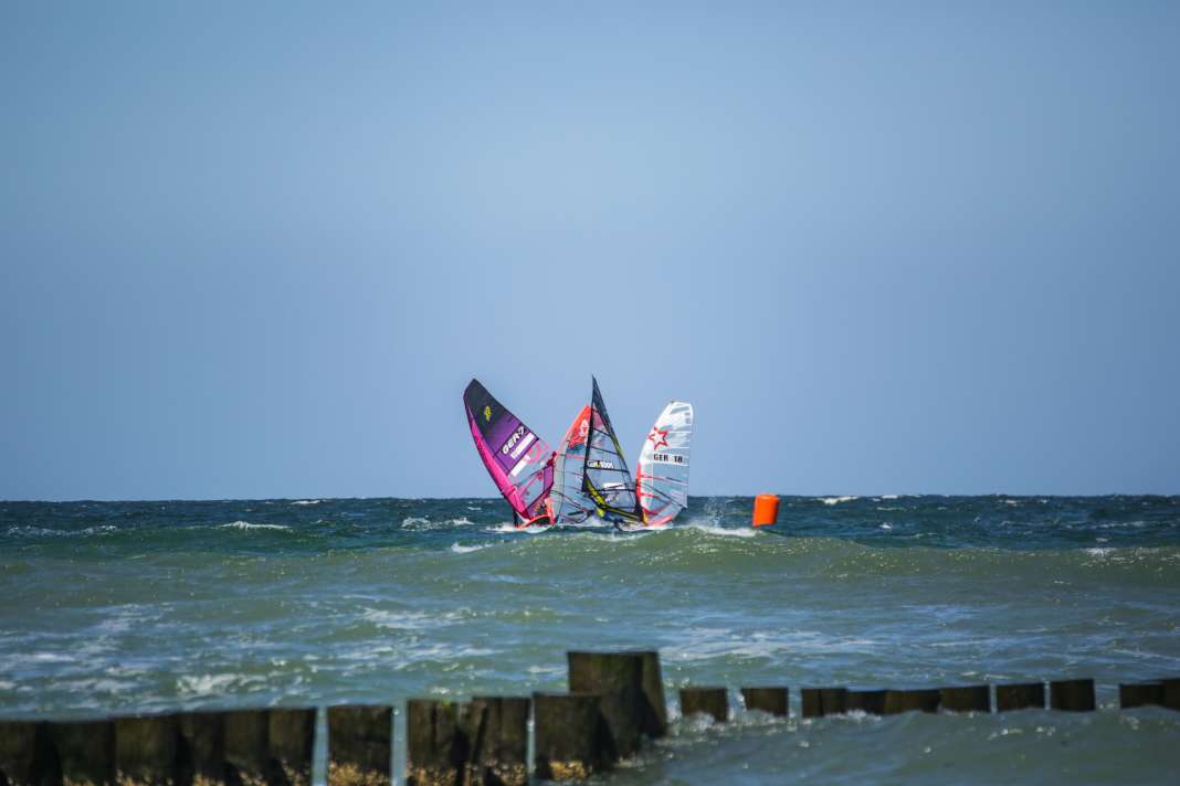 Kühlungsborn kehrt auf den Event-Kalender zurück - Windsurfen und Wingfoilen gemeinsam vor der Seebrücke
