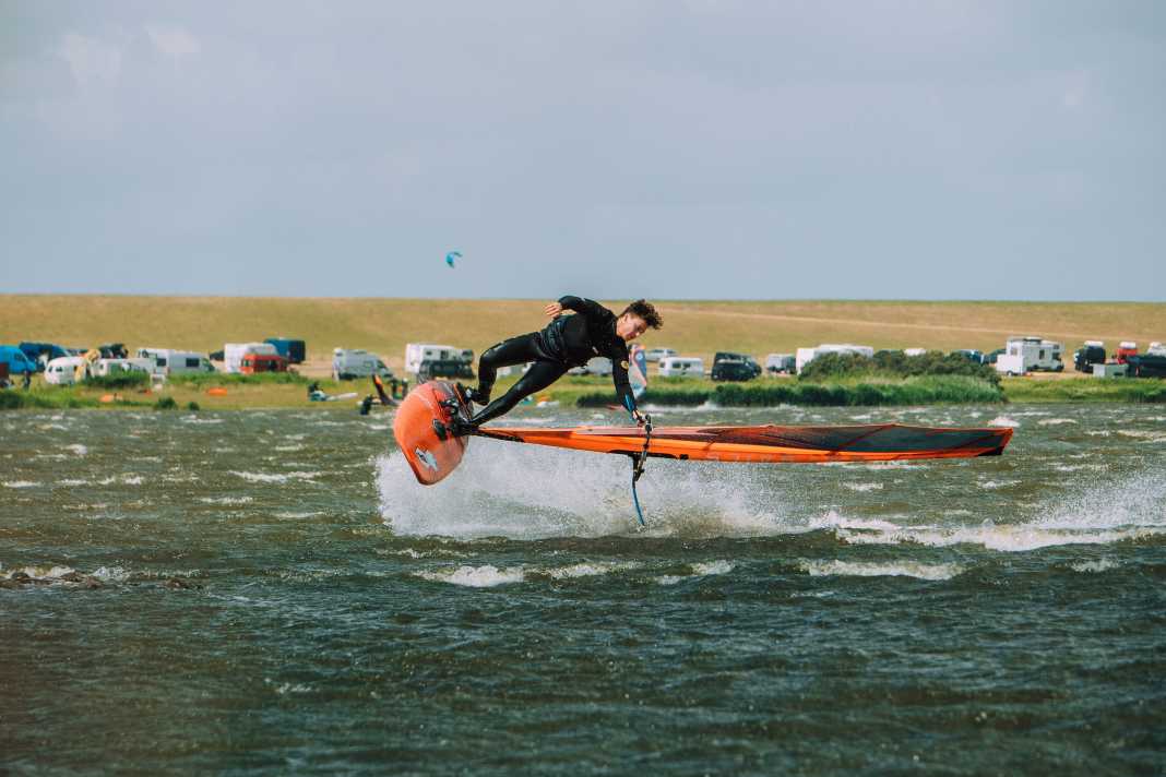 Windsurfen und Wingfoilen im Meldorfer Speicherkoog - Nordseerevier mit Flachwasser