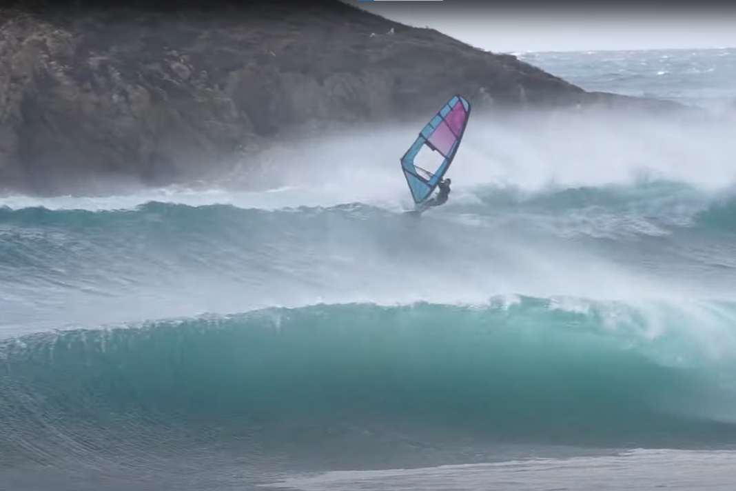 Masthohe Wellen vor der Küste von Sardinien