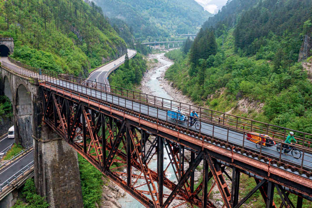 Crossing the Alps by bike and SUP