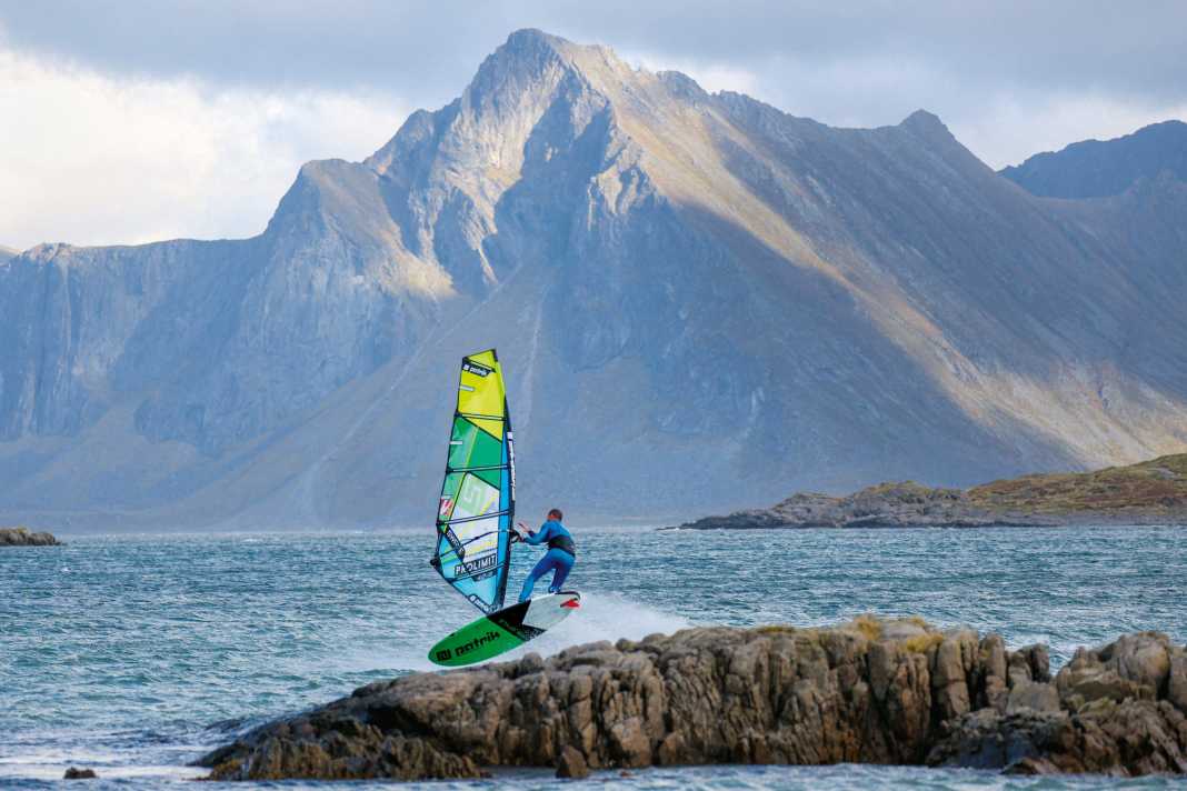 Windsurfen auf den Lofoten – Auf der Jagd nach den Polarlichtern