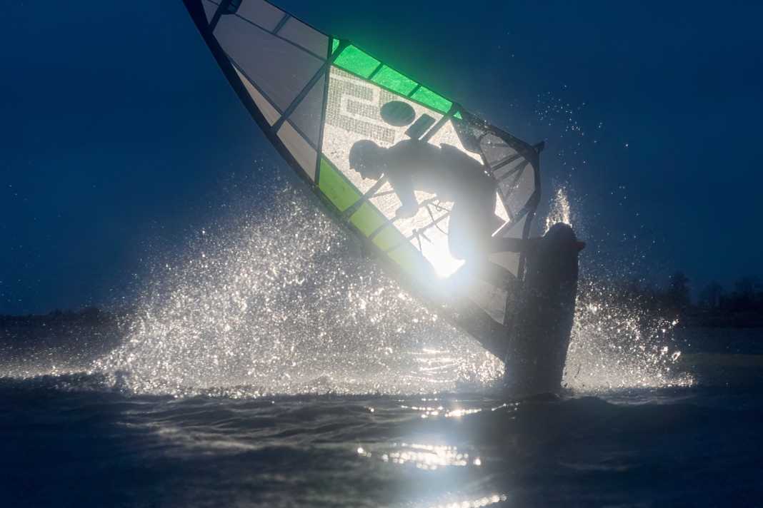 Bei Dunkelheit im Eiswasser - Windsurf-Shooting bei Nacht