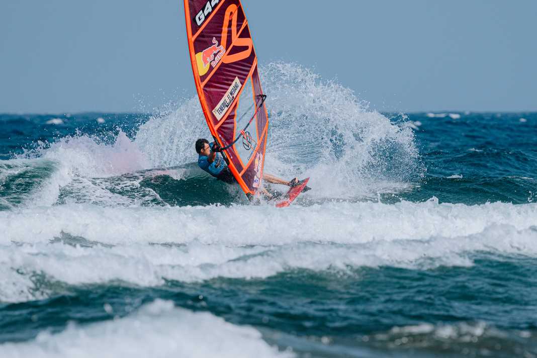 Köster excels despite weakening wind - Behrens strong in the waves