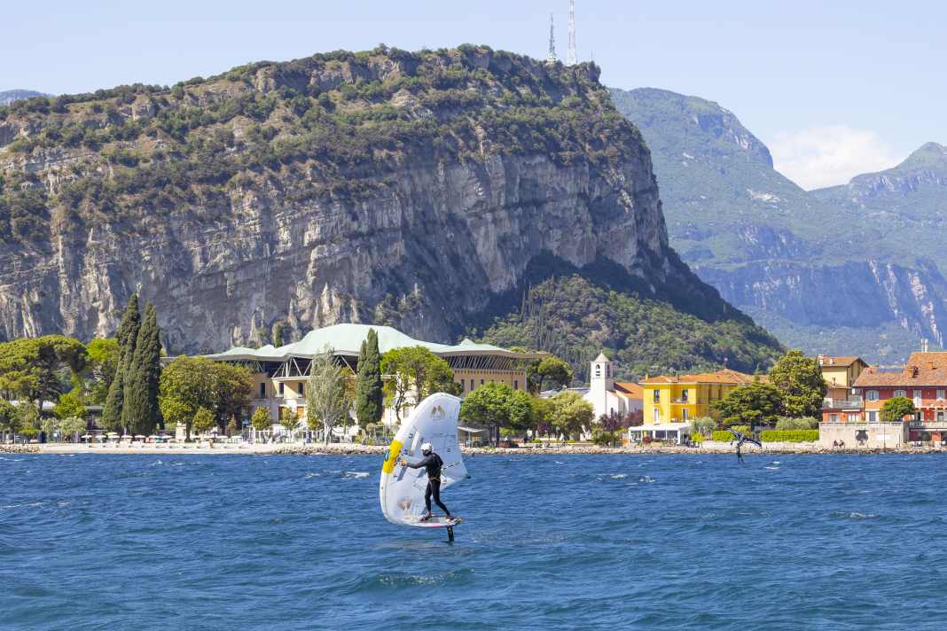 Between Ora, Vento and endless foiling sessions – the best spots on Lake Garda
