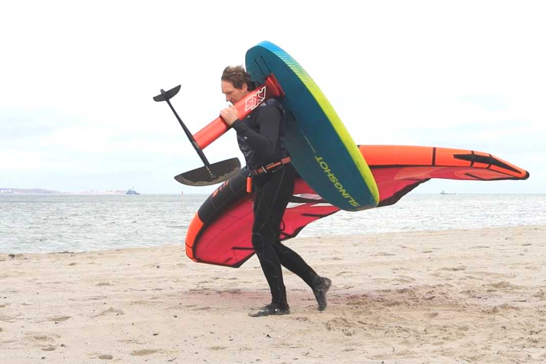 So trägst du Board und Wing am besten ans Wasser