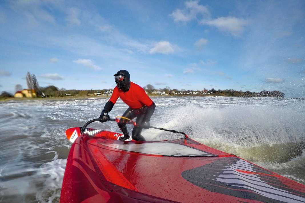 Die besten Winter-Accessoires für Windsurfer, Wingfoiler und SUPer