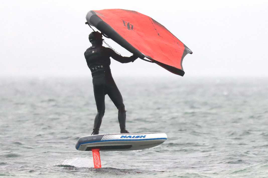 Das Naish Hover Inflatable Wingboard im Test