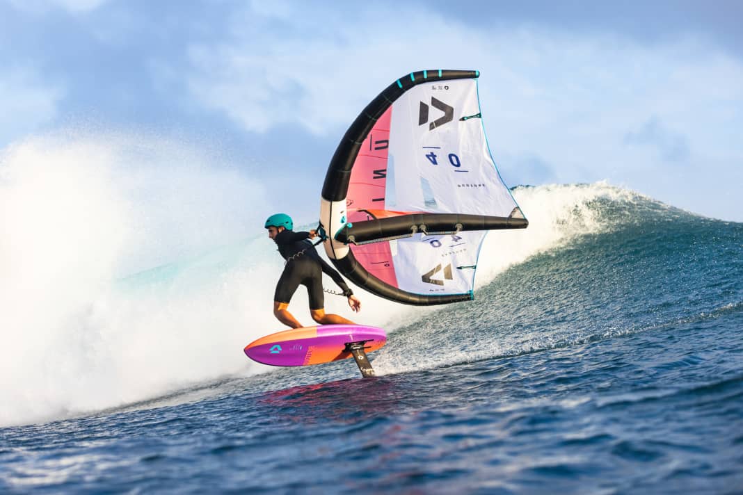 The rules of right of way when wingfoiling in the wave