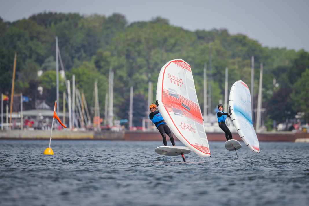 Course de wingfoil, coaching de jeunes talents et iQFOiL sur la rive est du fjord de Kiel
