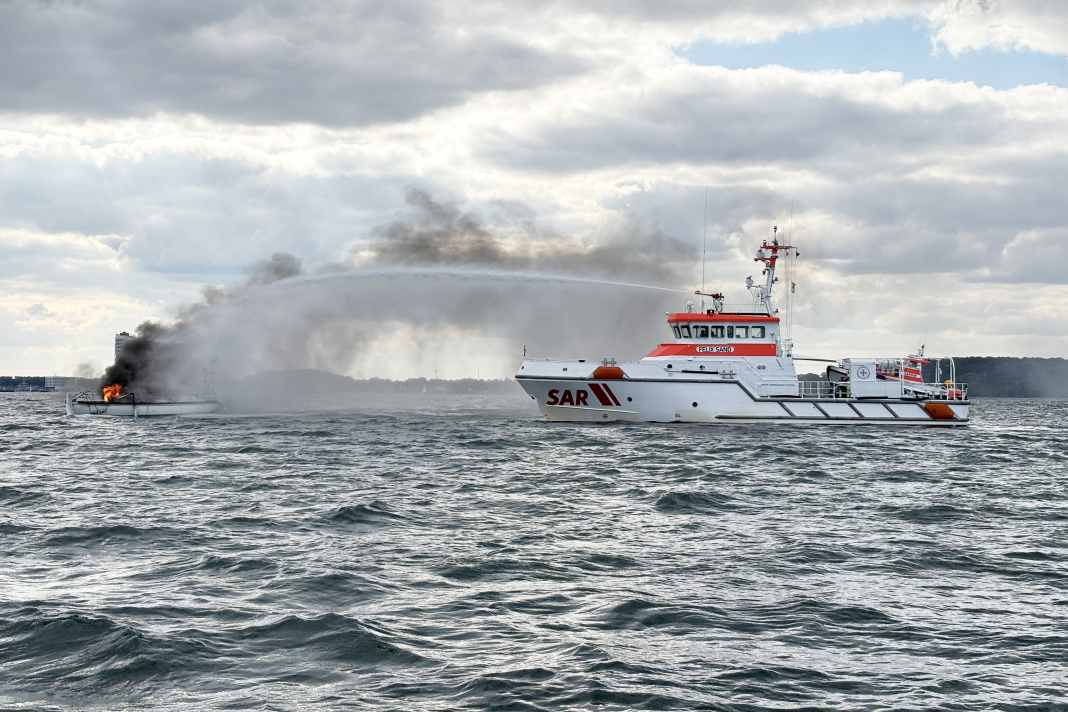 Segelyacht steht vor Travemünde in Flammen