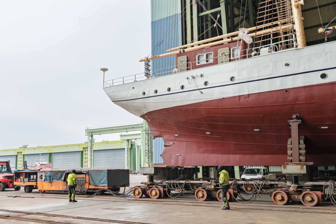 Segelschulschiff verlässt Werfthalle in Stralsund