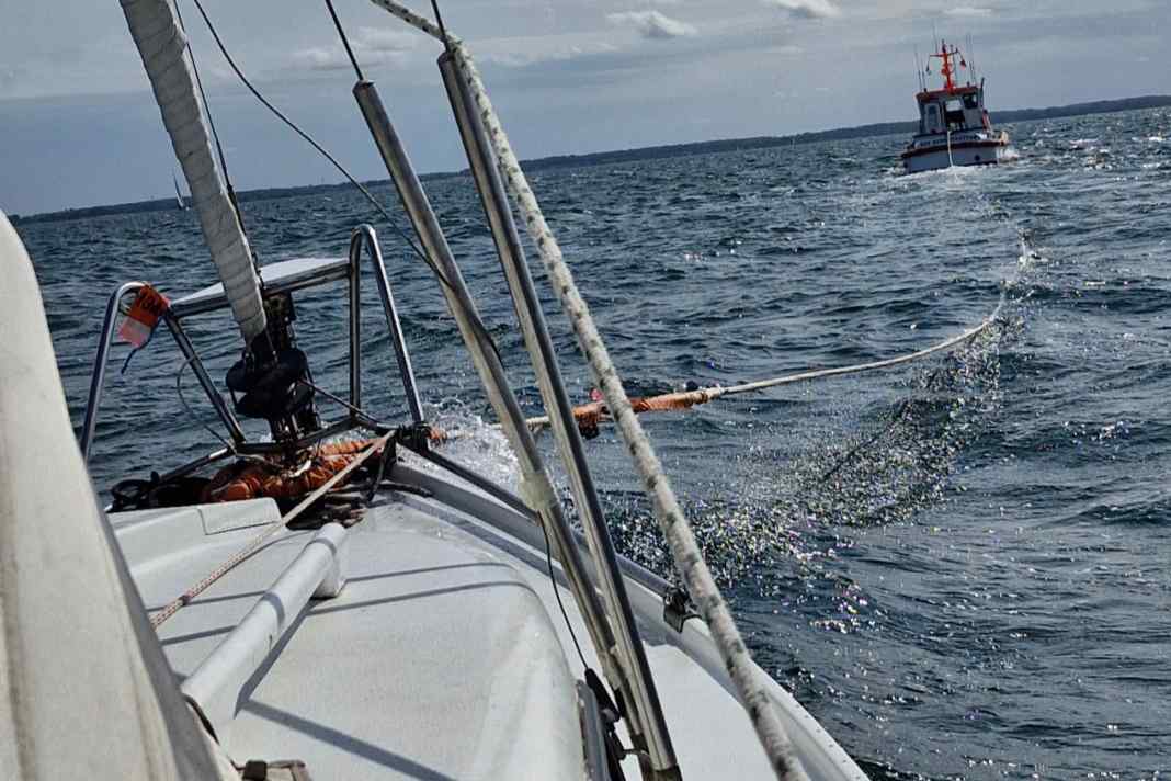 Motoryacht-Crew rettet Einhandsegler vor Gelting