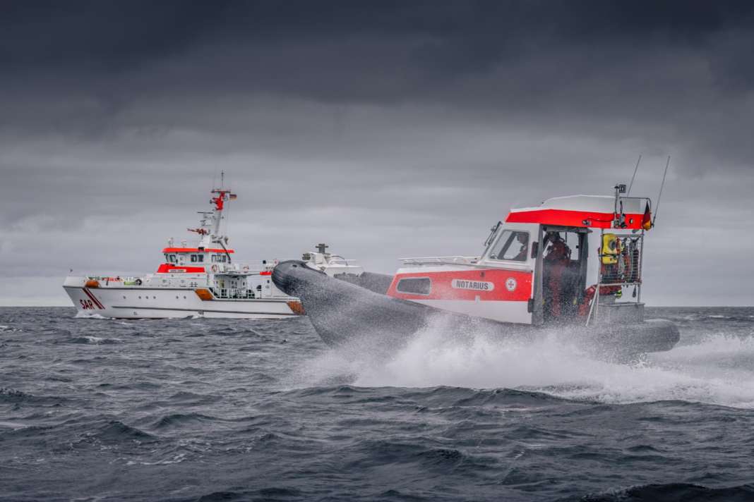 I soccorritori in mare salvano una famiglia dal pericolo di morte