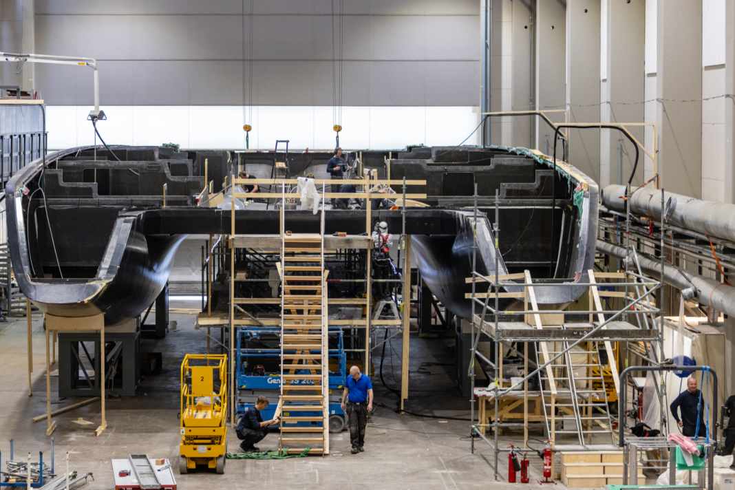 Baltics 33 Meter langer Carbon-Kat nimmt Form an