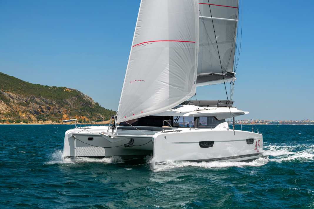 Il voluminoso catamarano da crociera stabilisce alti standard nel test