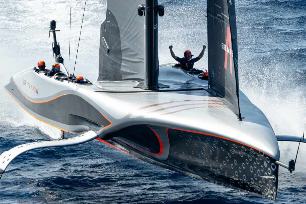 Back in the final after 60 years - "Britannia" defeats "Luna Rossa"