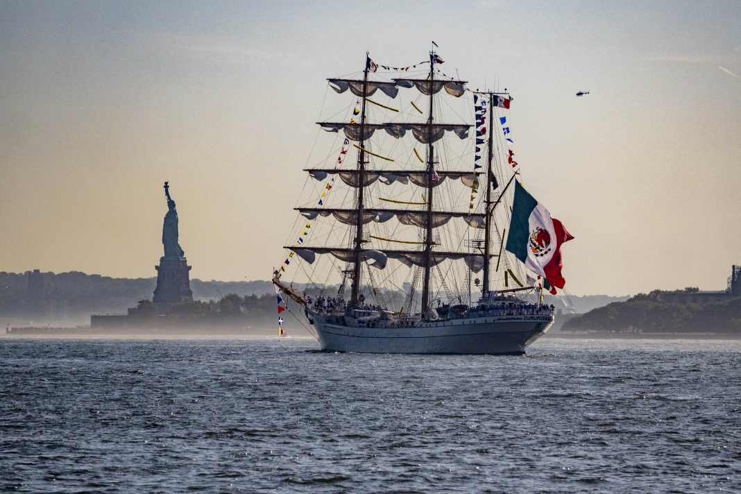 Le voilier-école mexicain quitte New York