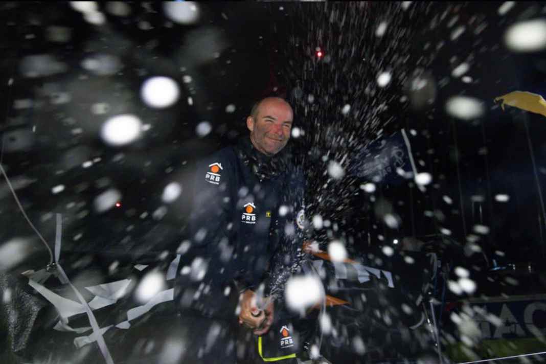 Nico Lunven siegt, Boris Herrmann gratuliert