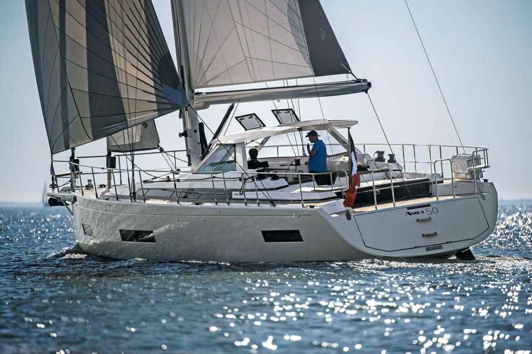 Un bateau de croisière moderne de la classe de luxe de 50 pieds