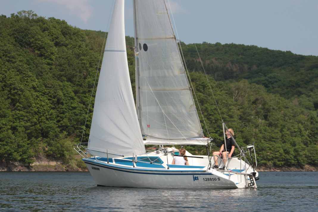 Une caisse chaude remorquable dans un test de bateau d'occasion