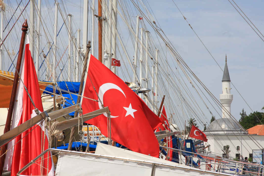 La Turquie oblige-t-elle les yachts de location à passer sous pavillon turc ?