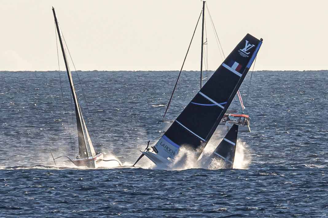 Capsize at the start! Shock for the French at the opening race in Naples