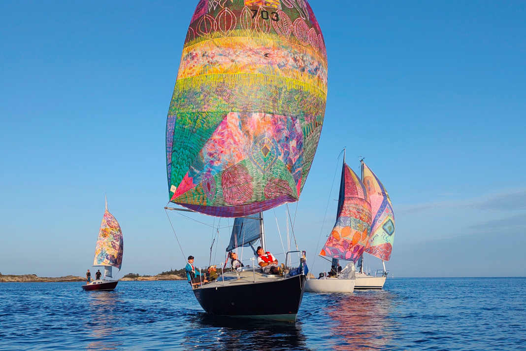 Kunstvoll bemalte Spinnaker fürs Auge