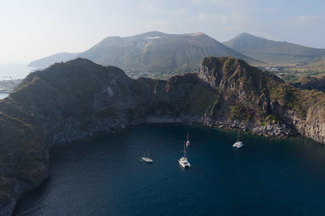 Fuoco vulcanico, dolce vita e baie solitarie