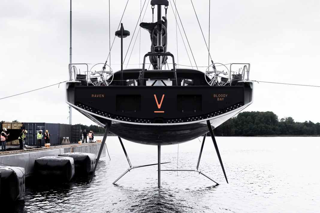 Un cruiser de luxe mis à l'eau pour la première fois avec des foils
