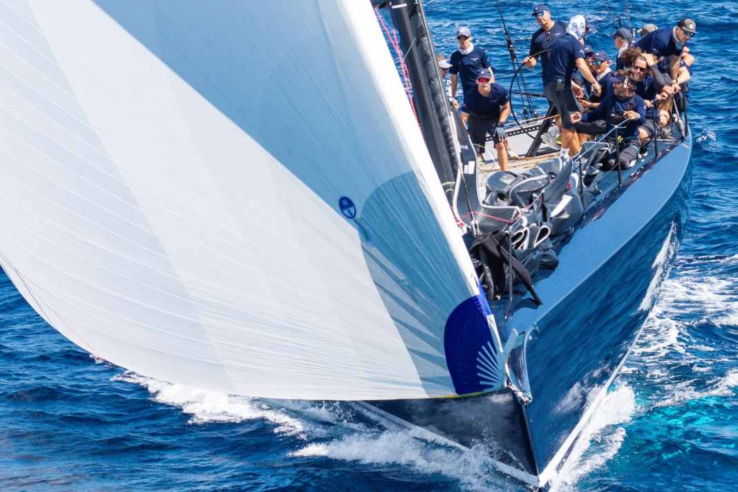 Venti leggeri e grandi sorprese nella prima giornata
