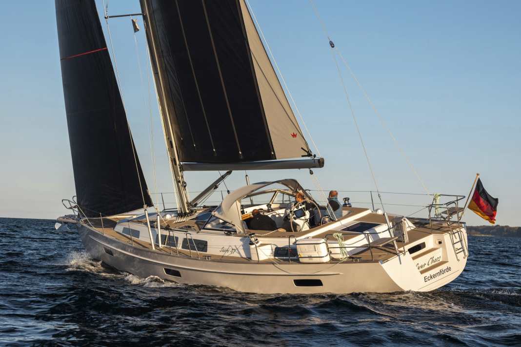 Test d'un yacht à cockpit central aux lignes classiques