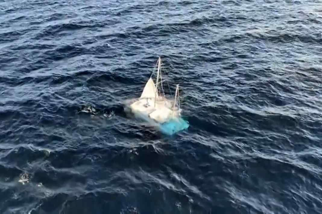 Una barca a vela alla deriva senza equipaggio al largo della Francia – un uomo disperso