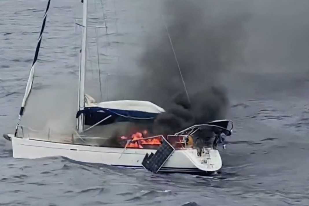 Des contrebandiers mettent le feu à leur propre yacht