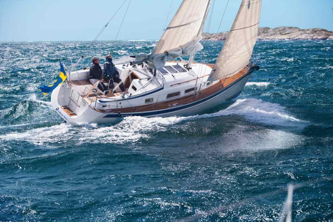 Strong gusts out of the blue - development and sail handling