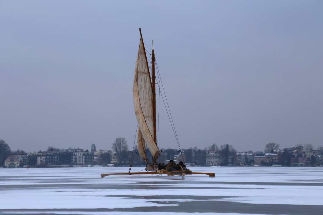 Historische Eisyacht segelt erstmals nach Komplett-Restaurierung