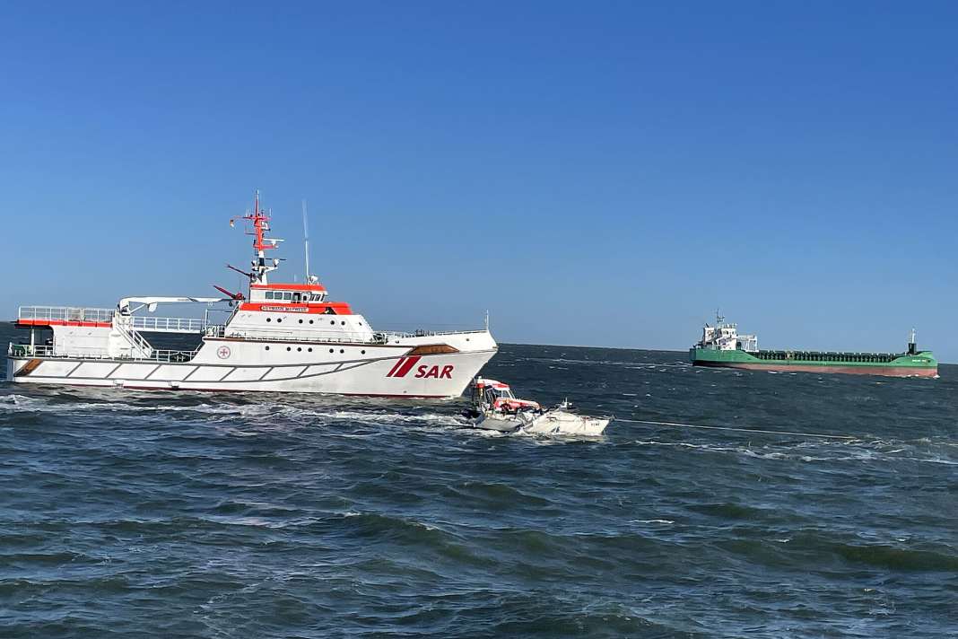 Schwere Kollision einer Yacht mit einem Frachter