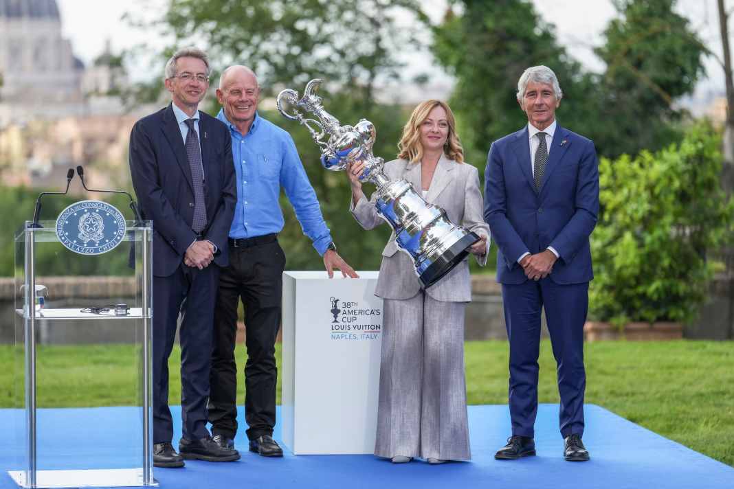 Giorgia Meloni présente la chope à Rome