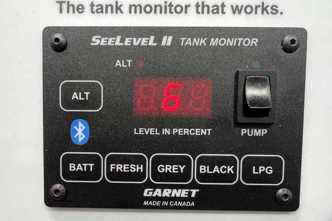 Monitor fill level on the outside of the tank